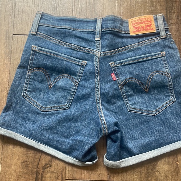 LEVIS Mid Length shorts - Picture 2 of 2